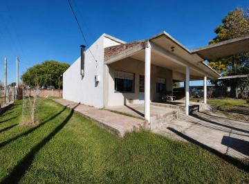 Casa · 180m² · 5 Ambientes · 1 Cochera · Casa 2 Dorm. y Mucho Verde en San Felix