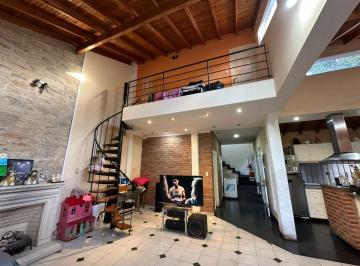 Casa · 232m² · 3 Ambientes · 1 Cochera · Venta Casa 3 Amb con Parque - Valentin Alsina