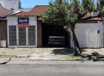 Casa · 120m² · 4 Ambientes · 3 Cocheras · Venta de Casa 4 Amb en Venta en Lomas del Mirador con Garage Cubierto, Fondo Libre con Quincho