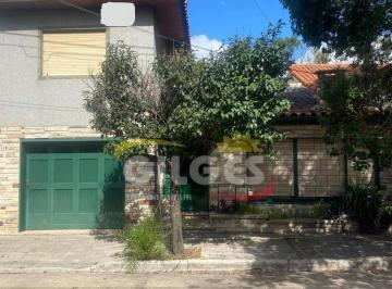 Casa · 234m² · 4 Ambientes · 1 Cochera · Venta de Casa 4 Amb. en Villa Sarmiento Sobre Lote de 8.66x27 m²