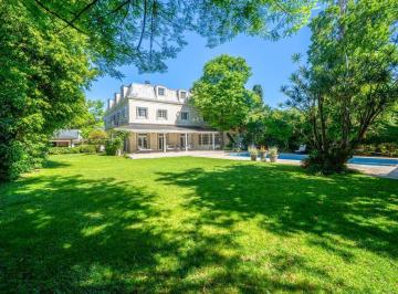 Casa · 1m² · 8 Ambientes · 10 Cocheras · Exclusiva Casa de Estilo Francés en Belgrano Chico con Jardín, Pileta y Quincho