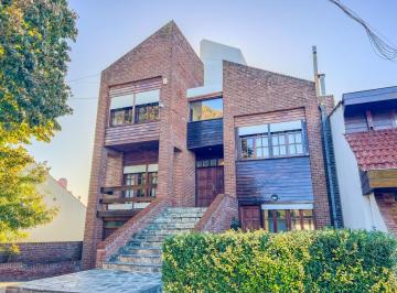 Casa · 223m² · 7 Ambientes · 2 Cocheras · Chalet con Parque en Venta