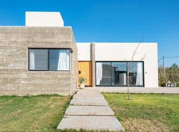 Casa · 70m² · 2 Ambientes · 1 Cochera · Casa de 1 Dormitorio con Cochera y Pileta en Funes Town