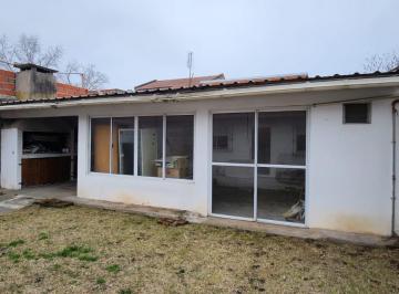 Casa · 92m² · 3 Ambientes · 2 Cocheras · Alquiler de Casa en Barrio Malvinas Argentinas de Almirante Brown.