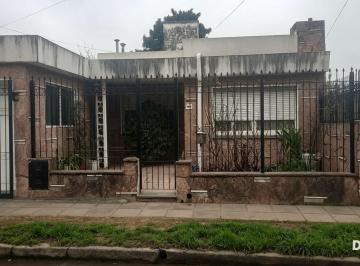 Casa · 178m² · 6 Ambientes · 1 Cochera · Venta Casa 2 Dorm. Amplio Terreno