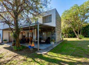 Casa · 850m² · 4 Ambientes · 2 Cocheras · Casa en Venta Barrio La Carolina