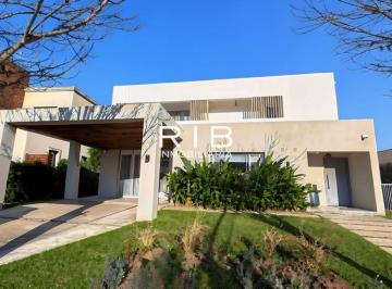 Casa · 260m² · 5 Ambientes · 1 Cochera · Luminosa Propiedad Moderna - Barrio Santa Guadalupe