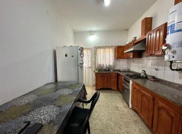 Casa · 137m² · 3 Ambientes · 2 Cocheras · Venta Casa 3 Amb. y 2 Deptos. 2 Amb. en Ezpeleta