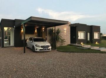 Casa de 5 ambientes, Pilar · Casa de 250 m² con 3 Dorm. Mas Escritorio en Venta en Marinas del Pilar