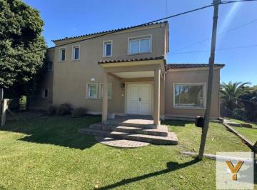 Casa · 180m² · 4 Ambientes · 4 Cocheras · Casa en Venta - 3 Dorm. 4 Baños 4 Cocheras - 550 m² - Villa Elisa [financiada]