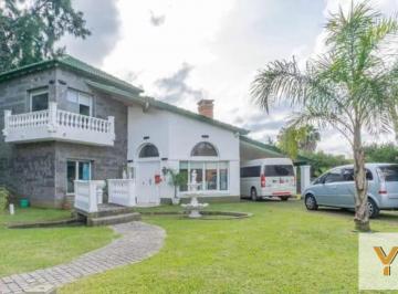 Casa · 330m² · 6 Ambientes · 2 Cocheras · Casa en Venta - 4 Dorm. 4 Baños - 880 m² - Pilar