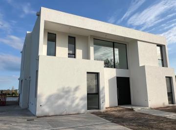 Casa · 250m² · 4 Ambientes · 2 Cocheras · Casa en Venta - 3 Dorm. 4 Baños - Cochera - 824 m² - Escobar