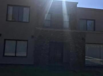 Casa · 249m² · 7 Ambientes · 2 Cocheras · Casa en Venta - 4 Dorm. 4 Baños - Ezeiza