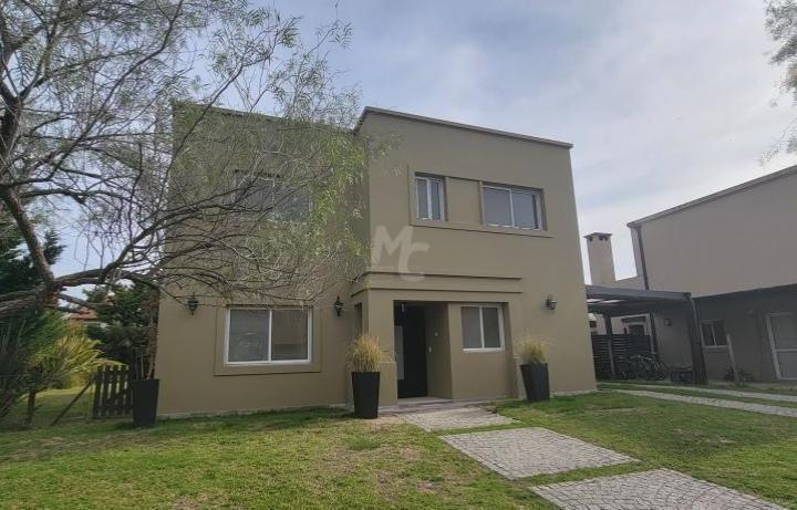 Casa · 205m² · 5 Ambientes · 2 Cocheras