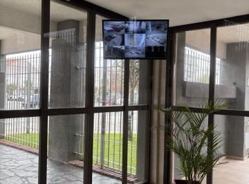 entrada del edificio con videovigilancia · Venta Departamento en Barrio San Carlos