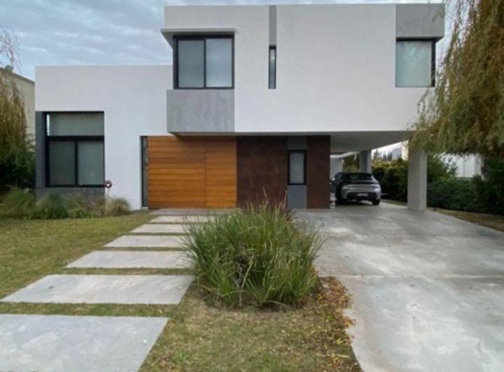 Casa · 300m² · 5 Ambientes · 1 Cochera