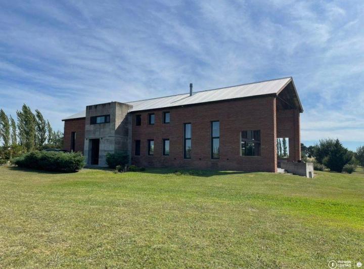 Casa · 230m² · 3 Dormitorios · 2 Cocheras