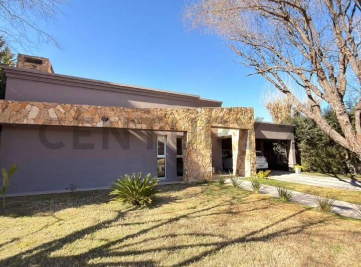 Casa · 342m² · 6 Ambientes · 2 Cocheras