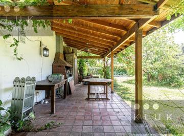 Casa · 201m² · 5 Ambientes · 2 Cocheras · Venta Casa 5 Ambientes Jardín y Pileta en Hurlingham