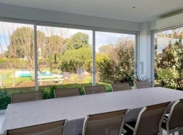 Casa · 290m² · 3 Dormitorios · 1 Cochera · Casa de Categoría en La Cheltonia – Venado Tuerto