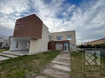 Casa · 380m² · 7 Ambientes · 4 Cocheras · Casa Alquiler Barrio Privado Sauces del Limay, Neuquén, 3 Dorm., 4 Baños, Cochera y Jardín