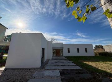 Casa · 163m² · 4 Ambientes · 3 Cocheras · Casa a Estrenar en El Metejón - Campo Privado