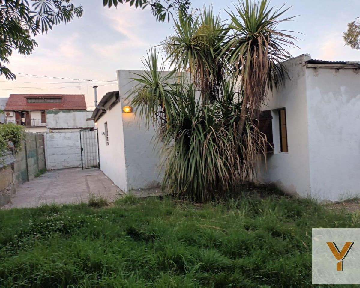 Casa de dos dormitorios en venta con cochera — Mario Bravo y Cerrito