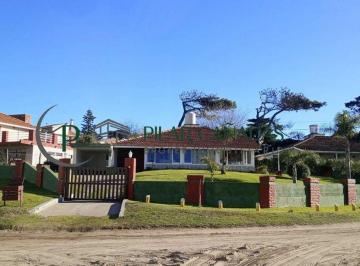 Casa de 4 ambientes, Villa Gesell · Encantador Chalet Estilo Californiano a 1 Cuadra del Mar en Barrio Residencial con Gas Natural.