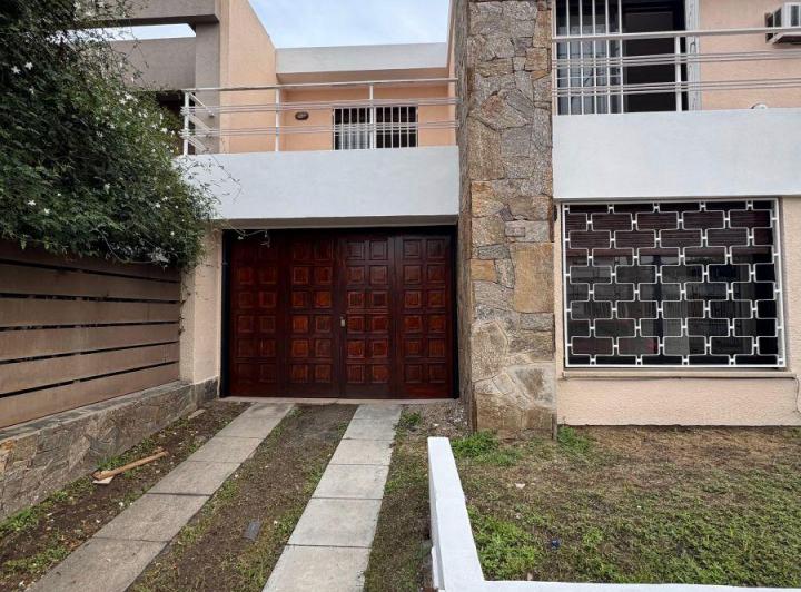 Casa · 90m² · 5 Ambientes · 1 Cochera