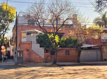 Casa de 6 ambientes, Belgrano · Excelente Esquina con Pileta en Bajo Belgrano.