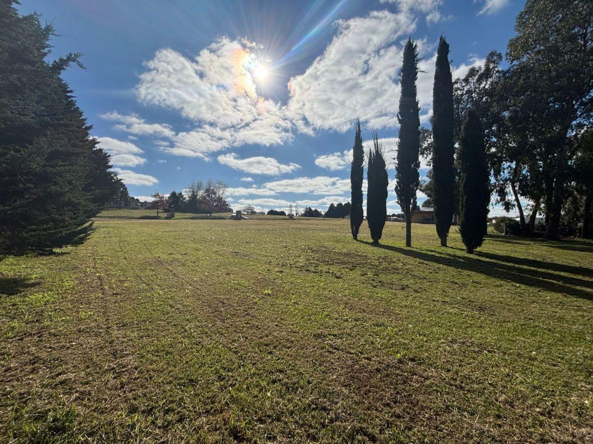 Hermoso Lote en el barrio cerrado " La Mata ", el mismo cuenta con 78 hectáreas totalmente pesquisadas y cuenta con 215 lotes destinados a vivienda familiar.