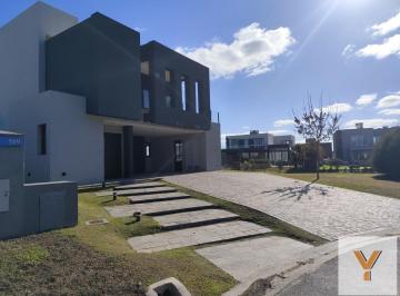 Casa · 288m² · 5 Ambientes · Casa en Venta - 3 Dorm. 3 Baños - 931 m² - Canning