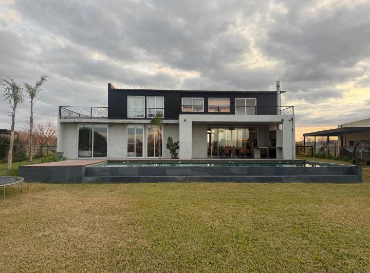Casa · 260m² · 6 Ambientes · 2 Cocheras