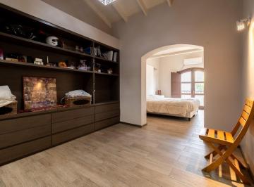 Casa · 270m² · 4 Ambientes · 1 Cochera · Venta Casa 5 Amb V. Urquiza Jardin Pileta Cochera