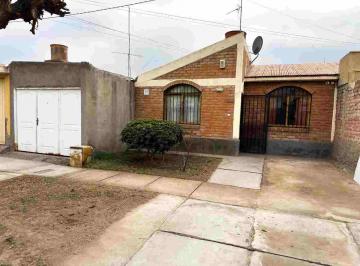 Casa · 170m² · 4 Ambientes · 1 Cochera · Venta de Casa en Barrio Amel San Martín Mendoza