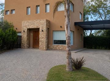 Casa · 191m² · 6 Ambientes · 4 Cocheras · Casa a La Venta Hudson Berazategui Chico 6 Ambientes