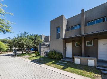 Casa · 103m² · 4 Ambientes · 2 Cocheras · Vivi en Alto Warcalde! Duplex Impecable!
