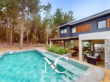 Casa · 245m² · 5 Ambientes · 2 Cocheras · Casa en Venta en Costa Esmeralda con Gas y Piscina