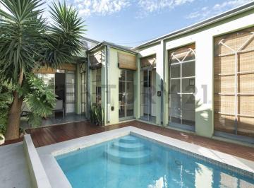 Casa · 207m² · 5 Ambientes · 2 Cocheras · Casa en Venta en La Plata con Pileta y Terraza