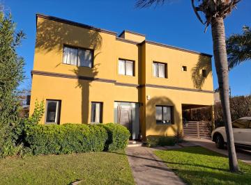 Casa · 306m² · 2 Cocheras · Casa en Venta en Funes Hills Cadaques
