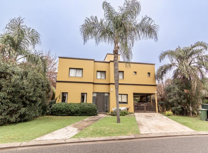Casa · 306m² · 6 Ambientes · 2 Cocheras