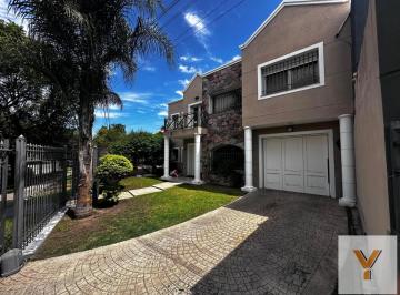 Casa · 280m² · 5 Ambientes · 1 Cochera · Casa en Venta - 3 Dorm. 4 Baños - Cochera - 300 m² - Córdoba