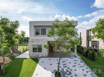Casa · 230m² · 6 Ambientes · 2 Cocheras · Casa en Venta 3 Dorm. en El Barrio Los Castaños, Nordelta.