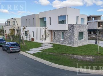 Casa · 263m² · 7 Ambientes · 2 Cocheras · Casa en Venta Sobre Lote Interno en Carpinchos, Nordelta.