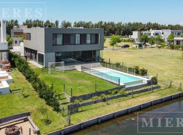 Casa · 290m² · 5 Ambientes · 4 Cocheras · Casa en Venta Sobre Lote a La Laguna en Carpinchos, Nordelta