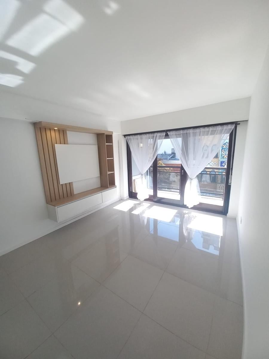 Venta – Depto 3 ambientes a la calle con balcón saliente Plaza Mitre