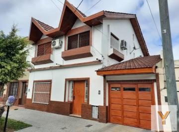 Casa · 200m² · 8 Ambientes · 3 Cocheras · Casa Venta - 4 Dorm. 3 Baños - 300 m² Totales - General San Martin
