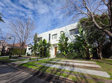 Casa · 232m² · 6 Ambientes · 5 Cocheras · Barrancas de San José