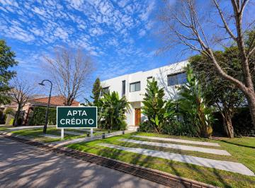 Casa · 232m² · 6 Ambientes · 5 Cocheras · Barrancas de San José