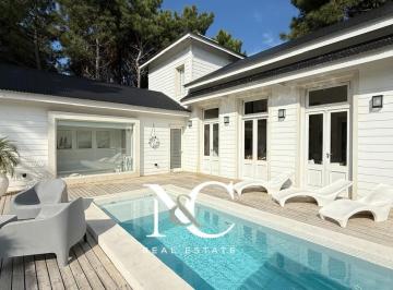 Casa · 170m² · 4 Ambientes · Casa en Venta en Costa Esmeralda Estilo Único Fondo Al Bosque